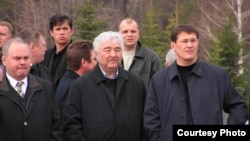 Константин Толкачев (слева) и Радий Хабиров (справа) рядом с местом проведения митинга 16 апреля 2005 года. Фото предоставлено одним из очевидцев акции.