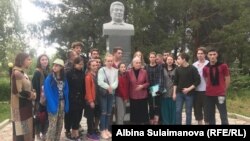 Москвалык жаштар Чыңгыз Айтматовдун карындашы Роза Айтматова менен. 