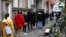 Очередь желающих сделать быстрый тест на коронавирус в Берлине, октябрь 2020 года