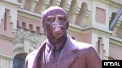 Пошкоджений пам'ятник Леніну в Києві.