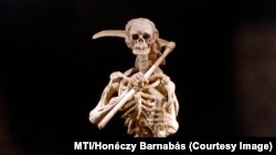 A halál allegóriája csontváz képében, délnémet vagy osztrák munka a 17. századból. 2006-ban ezt még ki lehetett állítani az Iparművészeti Múzeumban.