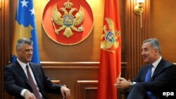 Kryeministri i Malit të Zi, Milo Gjukanoviq (djathtas) dhe ish-ministri i Jashtëm, tash presidenti i Kosovës, Hashim Thaçi, në një takim në Podgoricë, në vitin 2015