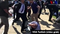 تصویری از ویدئوی درگیری که گفته می‌شود حمله یکی از محافظان اردوغان به یکی از مخالفان او در واشینگتن را نشان می‌دهد