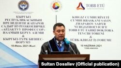 Президент Садыр Жапаров ТОВВ университетинде сүйлөп жатат. 10-июнь, 2021-жыл.