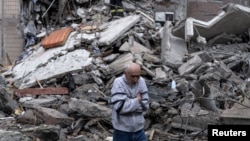 شهری در منطقه دونتسک در اوکراین پس از یک حمله هوایی روسیه، ۱۸ اردیبهشت