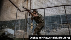 Севередонецктин өндүрүштүк аймагында топтолгон украин аскерлеринин бири, 20-июнь 2022-жыл. 