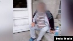 61-годишният Господин Господинов, докаро чака на тротоара пред болницата