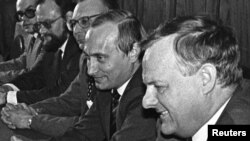 Анатолій Собчак (праворуч) та Володимир Путін у 1993 році. Архівне фото