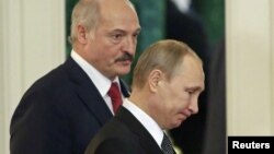 Президенти Булорусі та Росії Олександр Лукашенко (л) і Володимир Путін. У цих країнах у неділю відбулися масові акції протесту