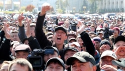 Videó: 2000 óta harmadszor foglalták el tüntetők a kirgiz Fehér Házat