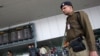 Hindistanyň Indira Gandi adyndaky halkara aeroportyň howpsuzlyk işgäri. Illýustrasiýa suraty