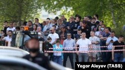 Emberek várakoznak a kazanyi 175-ös számú iskola közelében, ahol legalább egy tanár és hét diák vesztette életét, többen pedig megsérültek egy lövöldözés során, 2021. május 11-én.