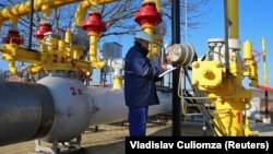 Moldovagaz urmează să predea companiei de stat Energocom rolul de furnizor de serviciu public, conform unei decizii ANRE, măsură calificată drept „injustă” de șeful Moldovagaz, Vadim Ceban.