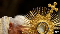 Papa Benedict XVI kroz fotografije
