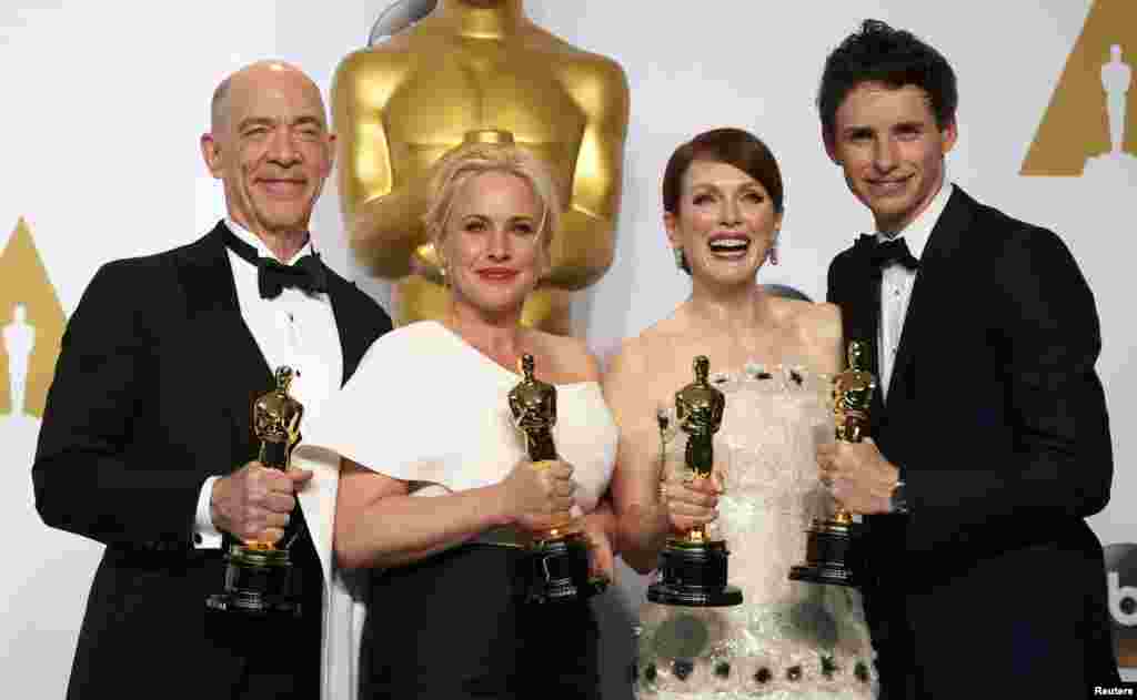 Skupna fotografija pobjednika - J.K. Simmons (najbolja muška sporedna uloga u filmu Whiplash), Patricia Arquette (najbolja žanska sporedna uloga u filmu Boyhood), i Julianne Moore i Eddie Redmayne.
