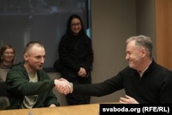 Журналіст Білоруської служби Радіо Вільна Європа/Радіо Свобода Андрій Кузнечик (ліворуч) і президент Радіо Вільна Європа/Радіо Свобода Стівен Капус у Вільнюсі, 13 лютого 2025 р.