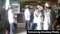 Имамы Кадамджайского района обходят магазины и призывают прекратить продавать алкоголь. Фото: Turmush.kg