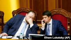 Руслан Стефанчук (л) та Дмитро Разумков у президії парламенту