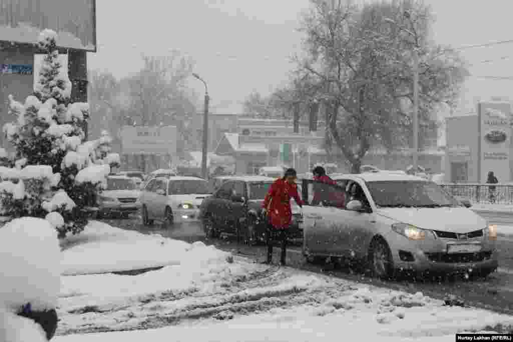 Из-за снега многие алматинцы предпочли передвигаться по городу на такси.