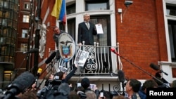 Жулиан Ассанж Эквадордун Лондондогу элчилигинде журналисттердин суроолоруна жооп берүүдө. 5-февраль, 2016-жыл