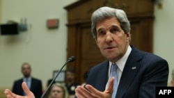 جان کری ۲۸ فروردین‌ماه در محل کنگره آمریکا به سوالات کمیته روابط خارجی مجلس نمایندگان آمریکا پاسخ می‌داد.