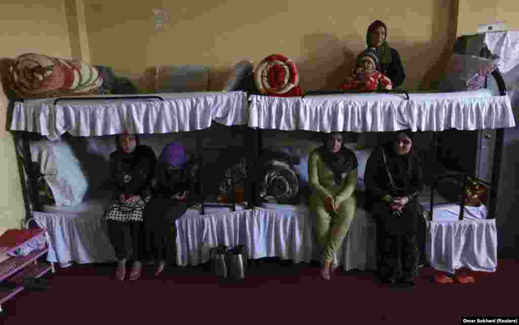 Затворенички во женски затвор. (Херат, 8 декември 2013 година)