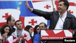 Сейчас ситуацию в партии обсуждают на заседании политсовета. Ввиду последних событий, не исключено, что основной вопрос повестки дня – будущее партии Михаила Саакашвили, но уже без Михаила Николозовича