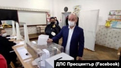 Една от последните снимки, на които е видян Ахмед Доган е от изборите на 11 юли 2021 г. 