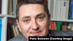 Istoricul Cosmin Popa: „Domnul Dîncu este absolut nepotrivit, și acesta este un eufemism, nu pentru funcția de ministru al apărării, ci pentru funcția de politician, pentru o țară modernă, europeană așa cum este România.”