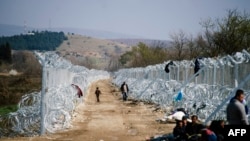 Migranți la granița cu Grecia, în apropiere de localitatea Gevgelija, Macedonia
