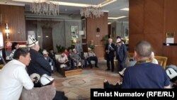 КДК мааракесине арналган иш-чара үзгүлтүккө учурагандан кийин мейманкананын кире беришинде уланды. 26-май, 2025-жыл.