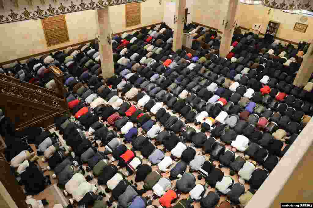 Повече от 1000 души са се събрали за молитвата в джамия в Минск, Беларус.