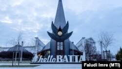 A százhalombattai Szent István-templom a Szent István téren 2021. március 9-én