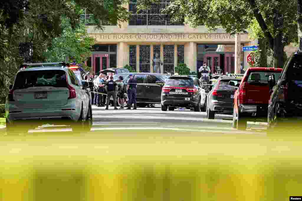 Сотрудники правоохранительных органов собираются у церкви после массовой стрельбы в Миннеаполисе, штат Миннесота, США, 27 августа 2025 года. REUTERS/Tim Evans