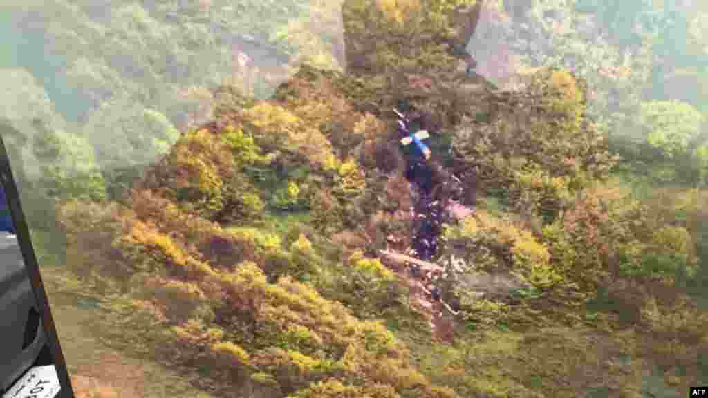 Iransko društvo Crvenog polumjeseca objavilo je ovu sliku, na kojoj se čini da se vide dijelovi helikoptera nakon što se srušio. Iranska državna televizija je 20. maja saopštila da je helikopter pao zbog loših vremenskih uslova. 