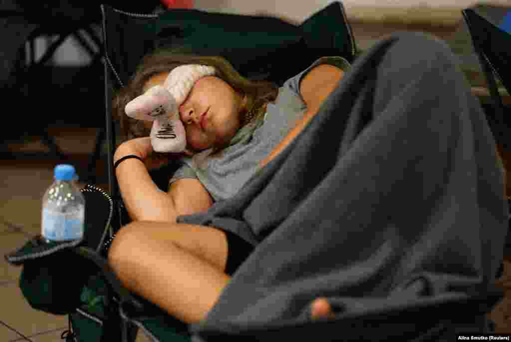 Një person duke fjetur brenda stacionit të metrosë, gjatë një alarmi për sulme, më 9 korrik.