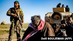 Osumnjičeni borci tzv. Islamske države nakon predaje kurdskim Sirijskim demokratskim snagama (SDF) u Baguzu, Sirija, 1. marta 2019. (Ilustrativna fotografija)