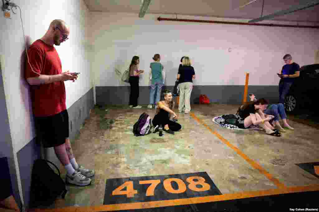 Njerëz duke u fshehur në një strehë publike, pas sulmeve raketore nga Irani, në Tel Aviv, më 13 qershor.