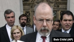 Юрист на ім’я Кевін Клайнсміт є першим колишнім чиновником, якого звинуватили в рамках розслідування прокурора США Джона Дарема (на фото – в центрі) у зв’язку з переглядом ним роботи слідства щодо російського втручання у вибори 2016 року