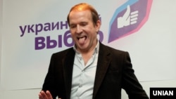 У період окупації Криму та військового вторгнення РФ у Донецьку і Луганську області фігуранти справи, за інформацією СБУ, тісно співпрацювали з політичними структурами Віктора Медведчука