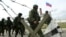 Російські військовослужбовці на території української військової частини в селі Перевальному під Сімферополем, 4 березня 2014 року
