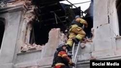 Рятувальники працюють на місці влучання в дитячий садок, Харків, 22 жовтня 2025 року