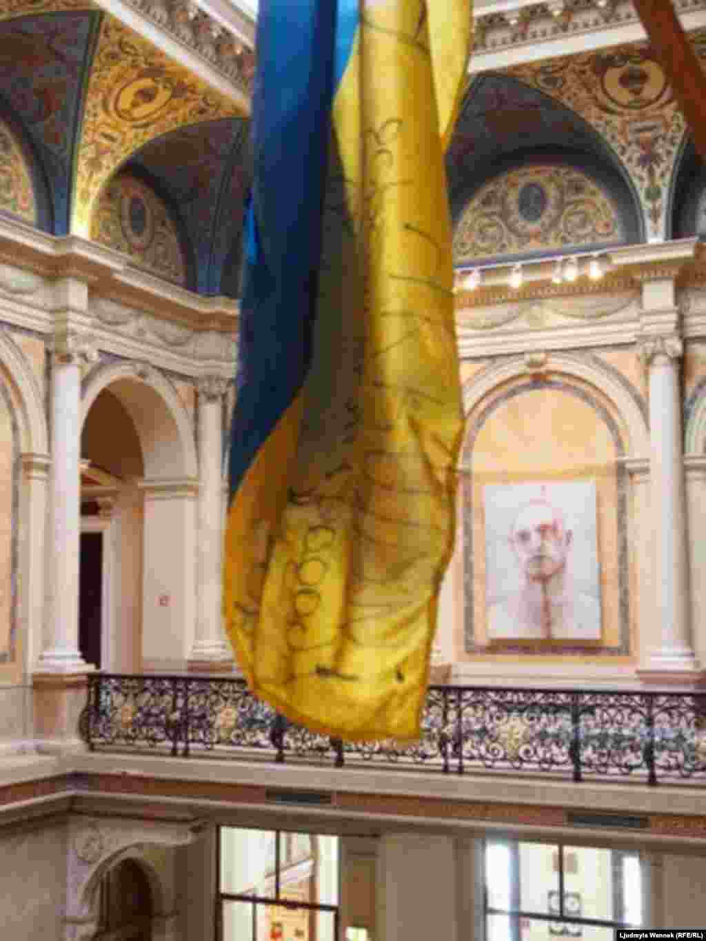 Я теж написала кілька слів у книзі. Подякувала Відневі за цю зустріч з краплиною революційного Майдану.