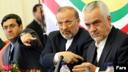 محمدرضا رحیمی (نفر اول از راست) همراه با منوچهر متکی، وزیر خارجه پیشین ایران، و حسن قشقاوی، معاون وزیر امور خارجه