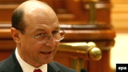 Preşedintele Băsescu vorbind în Parlament despre evenimentele din aprilie din Chişinău