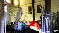 Тбилисидеги президенттик сарайдын кире бериши. 4-октябрь, 2025-жыл. 