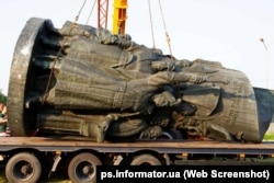 Демонтований монумент, присвячений Переяславській раді 1654 року в Переяславі, зведений на 325-ту річницю події. З піднятою булавою – Богдан Хмельницький