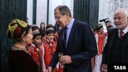 Министр иностранных дел России Сергей Лавров (слева) и посол России в Туркменистане Александр Блохин (справа) на церемонии открытия нового здания посольства РФ в Туркменистане, Ашхабад, 27 января 2016 года.