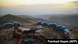 Проурядовий ополченець на опорному пункті протистояння «Талібанові» в провінції Балх на півночі Афганістану, що поєднує країну з Узбекистаном і загалом із Центральною Азією, 11 липня 2021 року