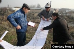 Власти города во время ознакомления с проектом на месте его реализации.